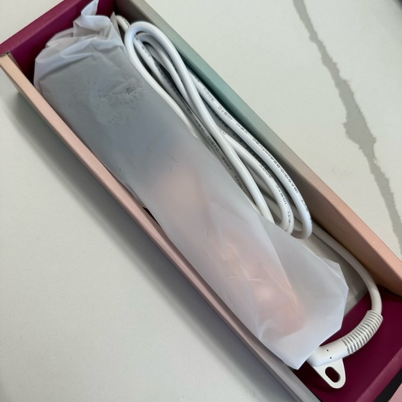 INSERT SLEEK HAIR HERE - Picture 5 of 6